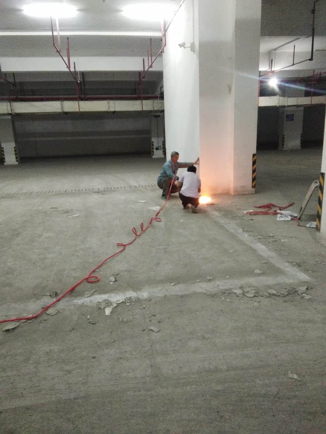 磐安新興蔬菜市場(chǎng)大樓地下車庫(kù)地面翻新工程進(jìn)行中